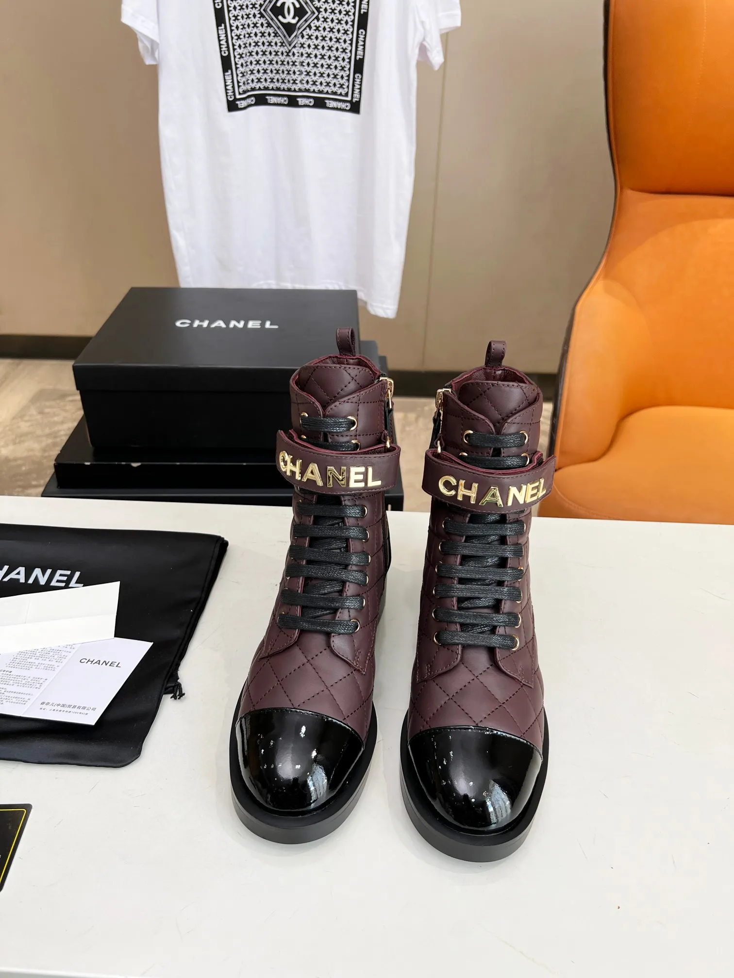 👟👟Ex-factory price 680👟👟 🔥 🔥 🔥 The official website is synchronized with "CHANEL" Chanel's latest 2023 Martin boots series! ▫️The top catwalk series✔The main season of autumn and winter, the rhythm of super popular styles! A must-have item for travel! It looks good in any combination💕 ▫️A beautiful shoe worth putting in your closet👉It’s super beautiful💃🏻▫️ Fabric: Original one-to-one mixed-breed cow🐮 leather Lining: Sheepskin lining Size: 35-40 (41 is custom-made and cannot be returned or exchanged)
